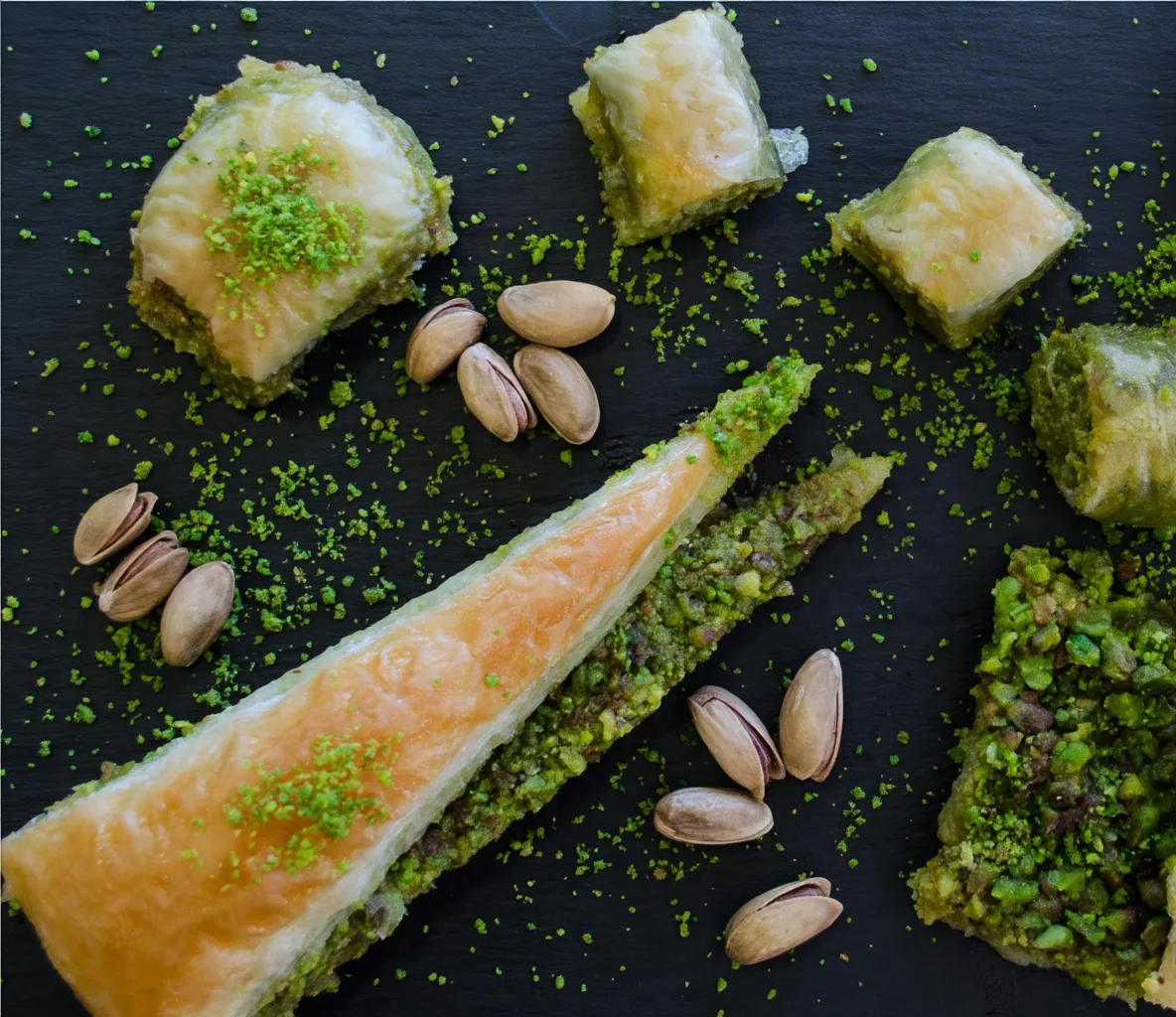 Baklava mit Pistazien auf Schiefer